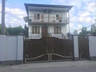 Гостевой дом Алистера Сухум Трехместный номер «Комфорт» с душем-1