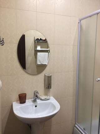 Гостевой дом Алистера Сухум Трехместный номер «Комфорт» с душем-11