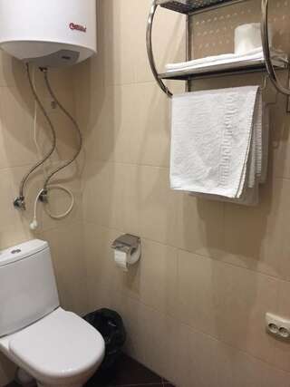 Гостевой дом Алистера Сухум Трехместный номер «Комфорт» с душем-16