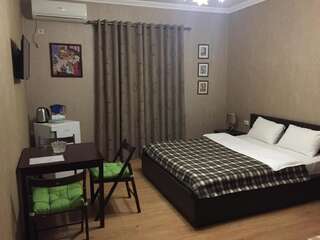 Гостевой дом Алистера Сухум Трехместный номер «Комфорт» с душем-40