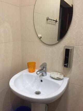 Гостевой дом Алистера Сухум Трехместный номер «Комфорт» с душем-45