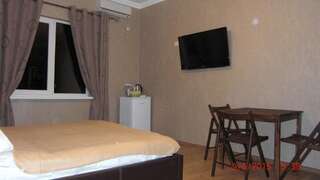 Гостевой дом Алистера Сухум Трехместный номер «Комфорт» с душем-64