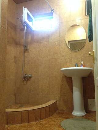 Гостевой дом Алистера Сухум Трехместный номер «Комфорт» с душем-68