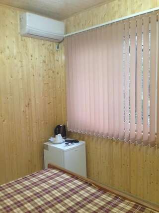 Гостевой дом Алистера Сухум Трехместный номер «Комфорт» с душем-69